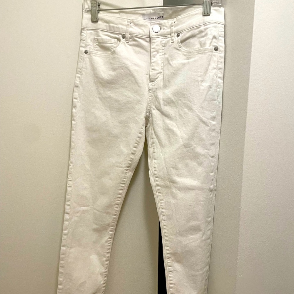 Loft white skinny jeans. High waisted, in great condition. Size 26/2